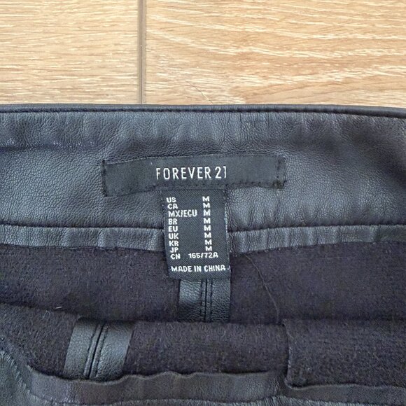 Black Curved Hem Faux Leather Mini Skirt Size M Forever 21 - Picture 5 of 5